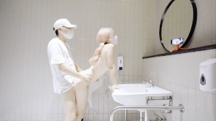 双马尾女孩，在厕所被猛烈中出